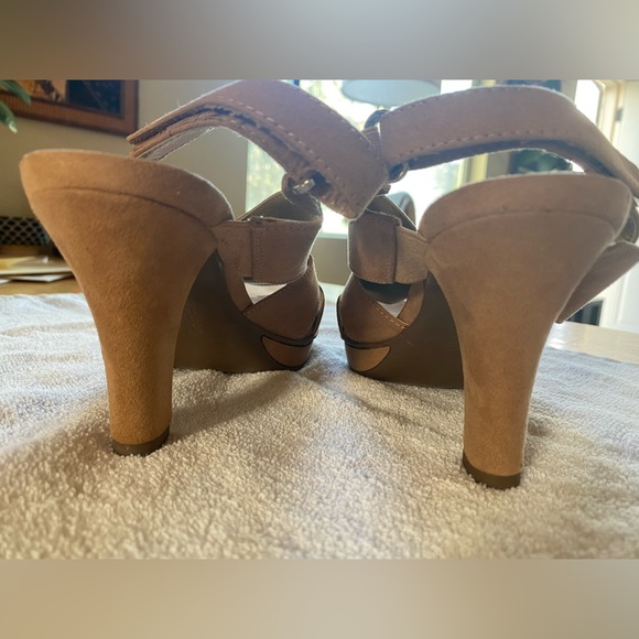 Naturalizer 3 inch heeled sandals. “Devin” tan/beige platform (narrow width). - Picture 4 of 9